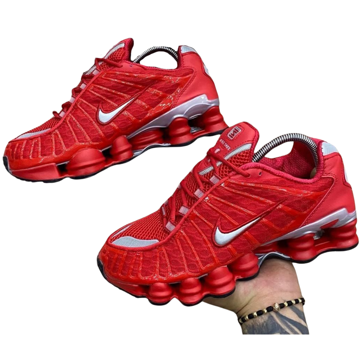 ZAPATILLAS NIKE SHOX GUSANO HOMBRE Si estás buscando las ZAPATILLAS NIKE SHOX GUSANO HOMBRE ,Centrodecompraonline , ofrecenmNike Shox ,  ¿Qué hace especiales las ZAPATILLAS NIKE SHO? Las ZAPATILLAS NIKE SHOX GUSANO HOMBRE seNike Gusano, combina innovación tecnológica con un estilo retro que sigue siendo tendencia entre los entusiastas del calzado deportivo.  Beneficios de las Nike Shox Gusano Amortiguación Shox: El sistema de columnas que caracteriza a las Nike Shox Gusano ofrece una amortiguación de alto nivel, ideal para caminar o realizar actividades físicas. Estilo único: Las Zapatillas Gusano se distinguen por su diseño robusto y suelas elevadas, perfectas para quienes buscan destacar con un estilo urbano y deportivo. Variedad de colores: Desde las clásicas Nike Gusano Blancas hasta las versiones en negro y gris, estas zapatillas se adaptan a cualquier look. Modelos Destacados de ZAPATILLAS NIKE SHOX GUSANO HOMBRE En Onlineshoppingcenterg, encontrarás los modelos más populares de ZAPATILLAS NIKE SHOX GUSANO HOMBRE, ideales tanto para uso diario como para actividades físicas. Además, puedes combinar estas zapatillas con otras colecciones de Nike como las Nike Humara o las Nike Tailwind.  Nike Shox Gusano Blancas Las Nike Gusano Blancas son una opción ideal si buscas un modelo versátil que combine con todo. Su color limpio y su diseño icónico las convierten en una de las favoritas entre los usuarios que buscan estilo y comodidad.